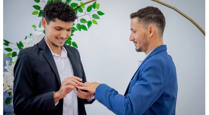 Casal gay de Cerejeiras é o primeiro a participar de casamento comunitário presencial do TJ de Rondônia; cerimônias aconteceram em duas cidades
