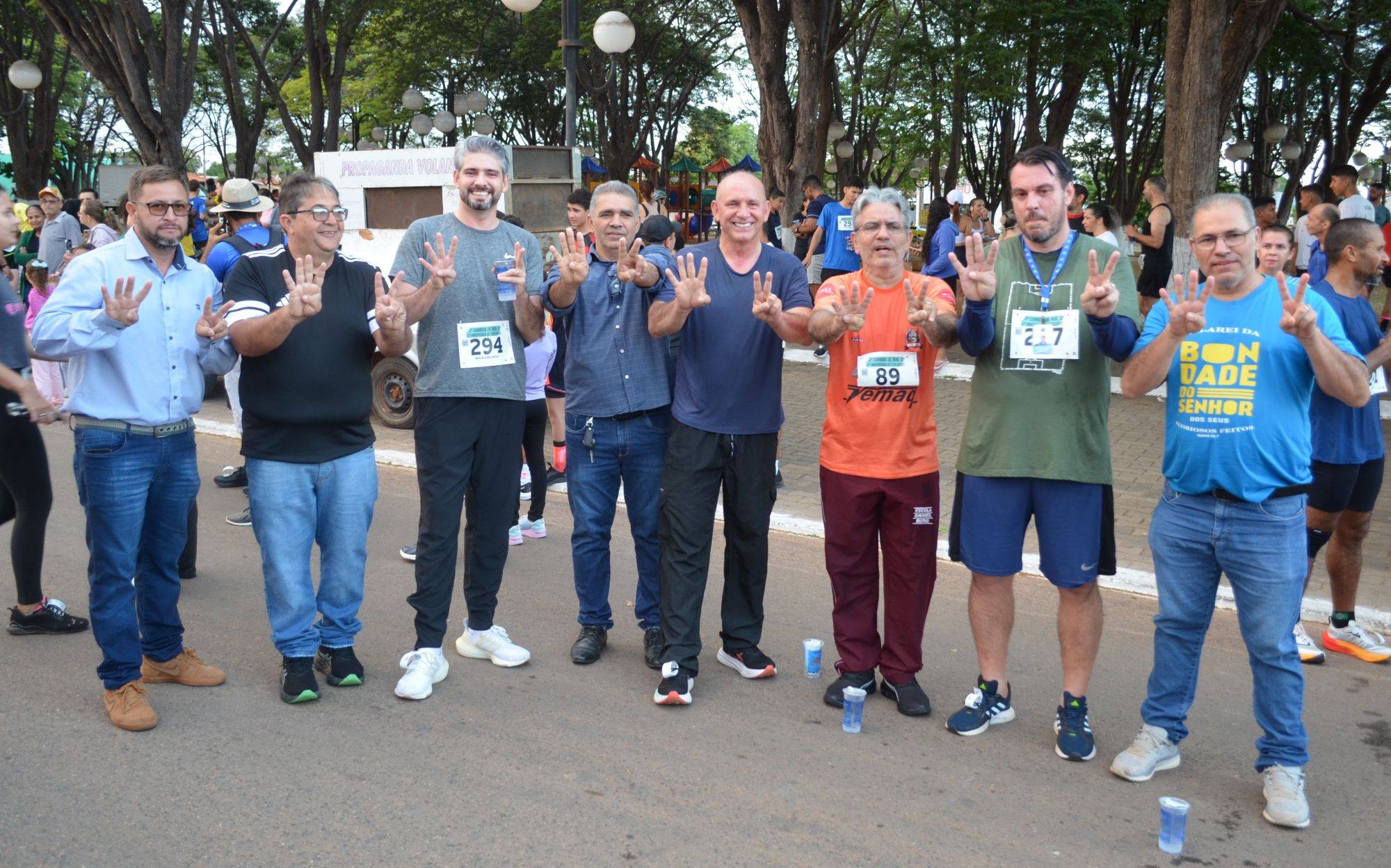 Deputado Ezequiel Neiva celebra aniversário de Cerejeiras com participação em corrida de rua na cidade