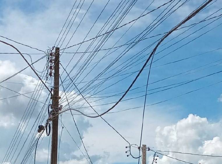 Inédito: Prefeitura de Vilhena começa a multar Energisa por “favelização” de ambiente urbano com cabos soltos, “embarrigados” e emaranhados