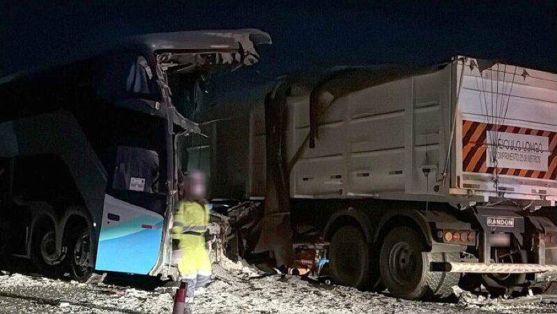 ASSISTA VÍDEO: em rodovia de Estado vizinho, acidente envolvendo carreta e ônibus de passageiros deixa 11 mortos