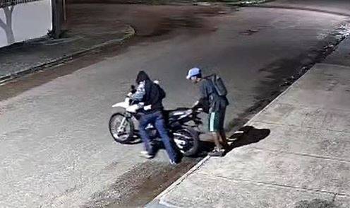 VÍDEOS: rapaz vai à casa da avó, em Vilhena, para comemorar aniversário, e ladrões fogem empurrando moto que ele havia estacionado