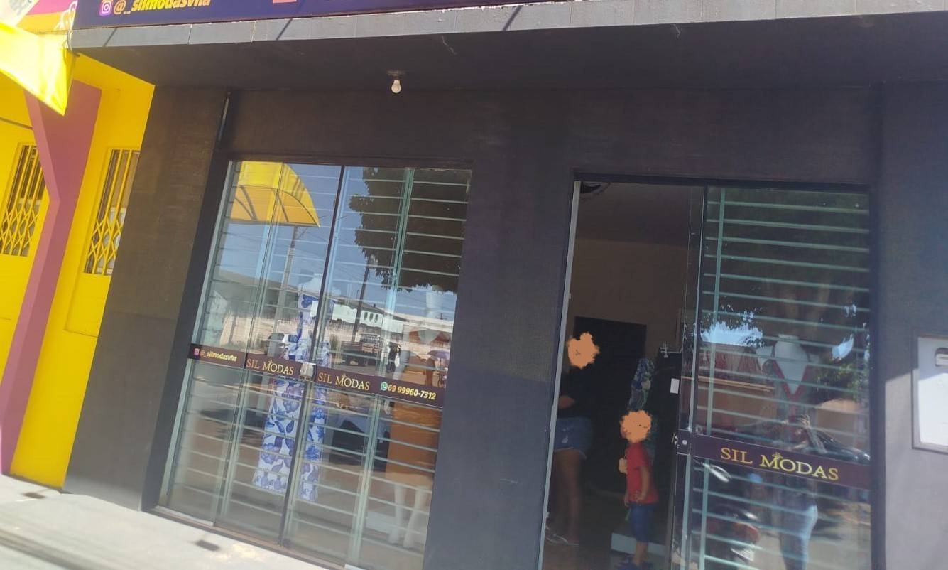 Poucas horas após loja de roupas ser reinaugurada em Vilhena, ladrões arrombam e “fazem limpa” no estabelecimento