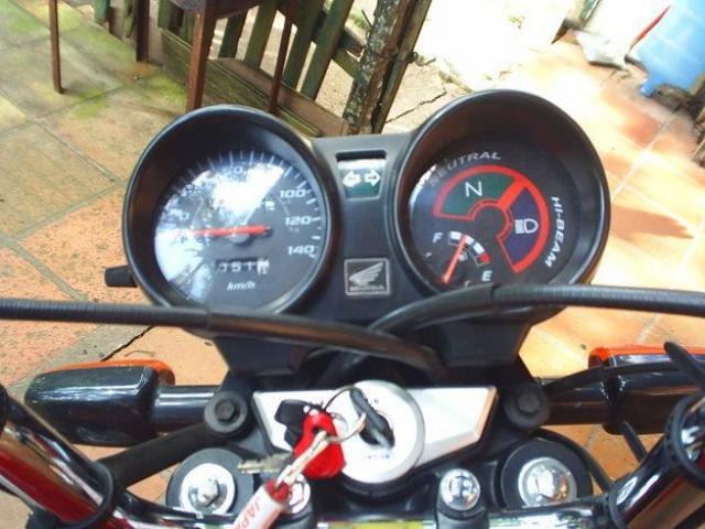 Homem vai comprar drogas e moto some em frente boca de fumo