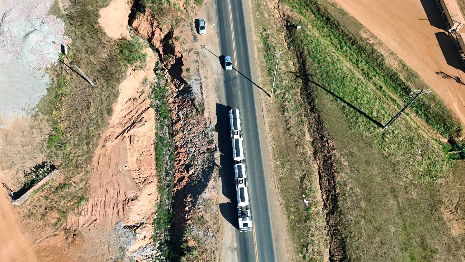 ASSISTA: em vídeo, jornalista mostra que cratera continua “engolindo” a BR 364, em Vilhena, e critica bancada federal de Rondônia