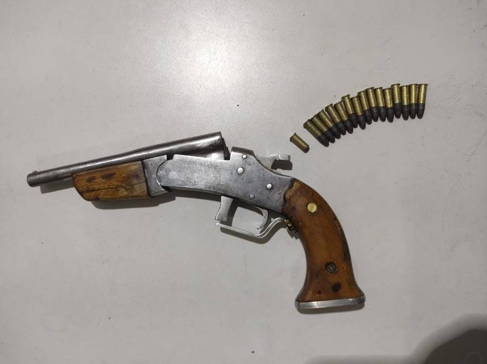 Bêbado e armado, homem encontrado caído em estrada na zona rural de Vilhena reage a prisão e é algemado