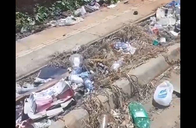 ASSISTA VÍDEO: moradora se revolta com lixo descartado na rua e denuncia que bairro está virando “favela”, em Vilhena