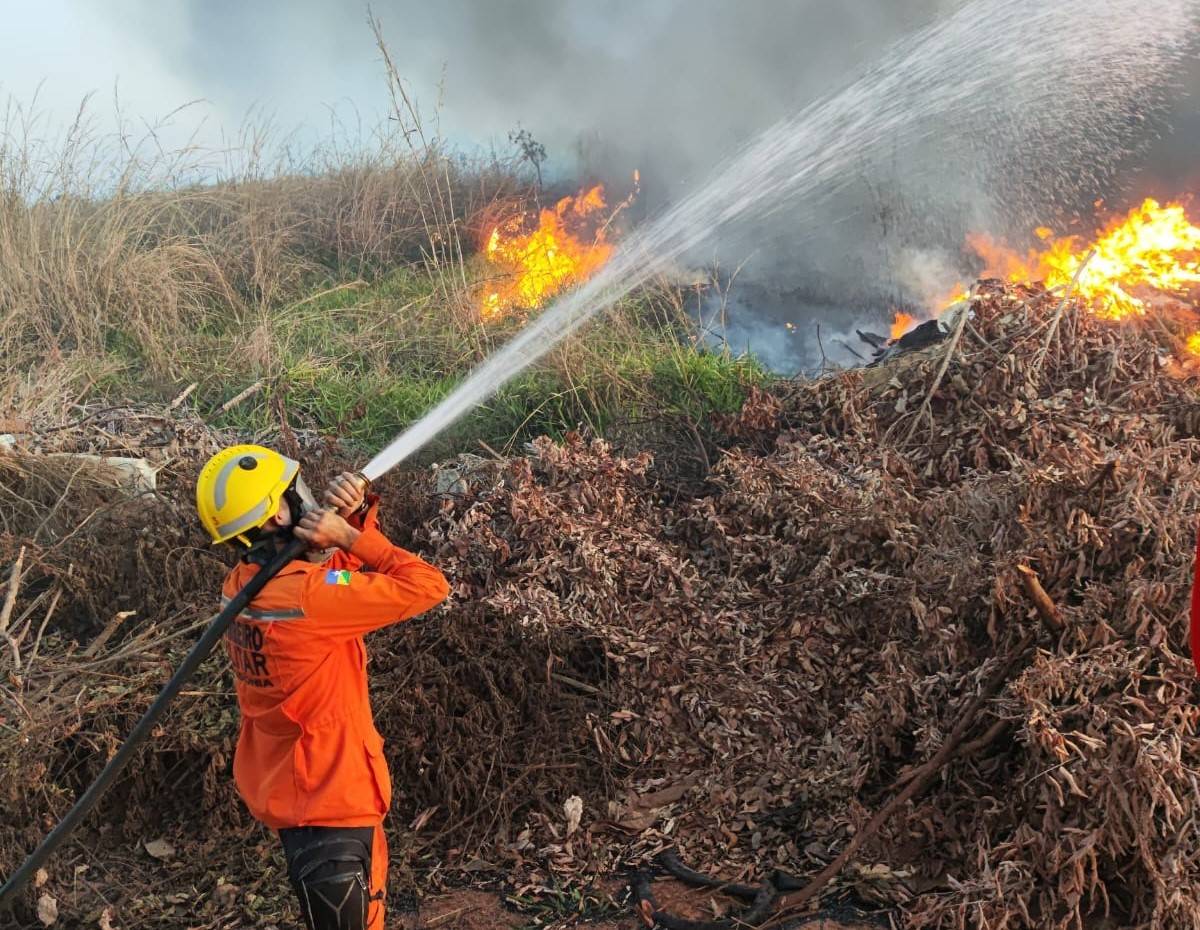 Bombeiros travam mais de uma hora de combate para controlar incêndios propositais agravados pelo descarte ilegal de lixo, em Vilhena