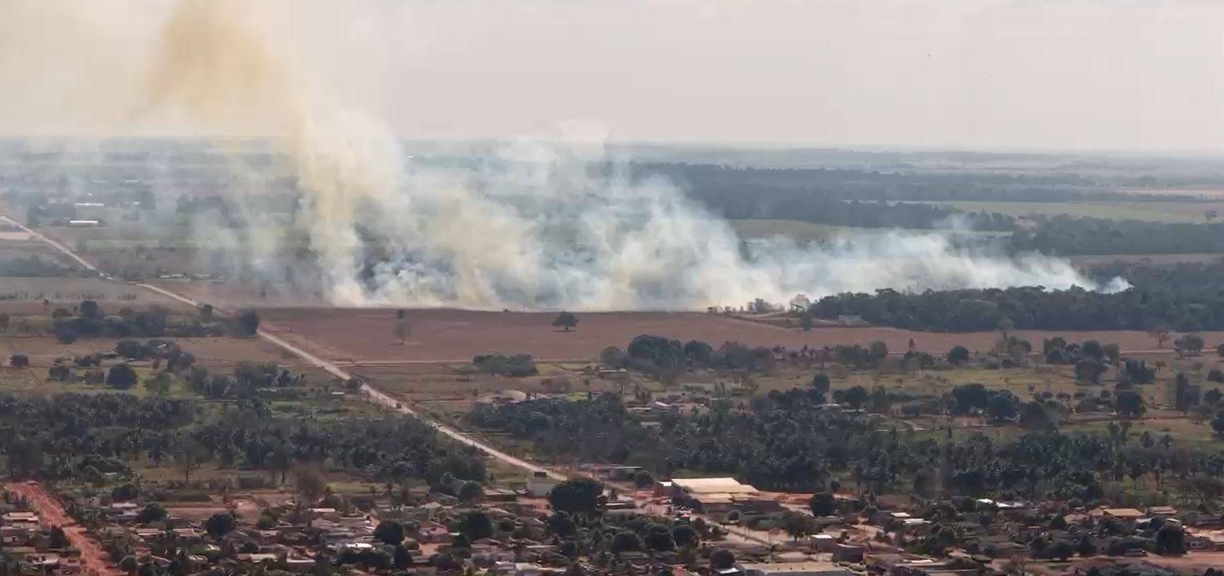 ASSISTA VÍDEOS: incêndio no aterro sanitário de Cerejeiras mobiliza Corpo de Bombeiros e prefeito acompanha combates