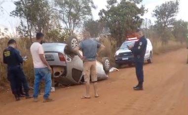 VÍDEO: após capotar carro em rua de terra, motorista foge do local, em Vilhena; antigo dono havia doado o veículo a um amigo