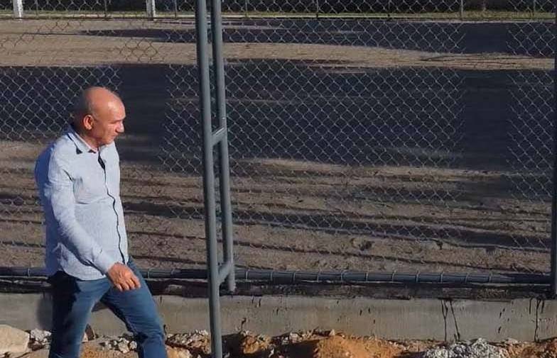 Deputado Ezequiel Neiva celebra início da instalação de grama sintética nos campos society de Vilhena