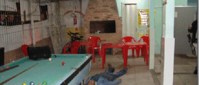 Homem mata cachorro a mordidas e executa colega de bar na pancada