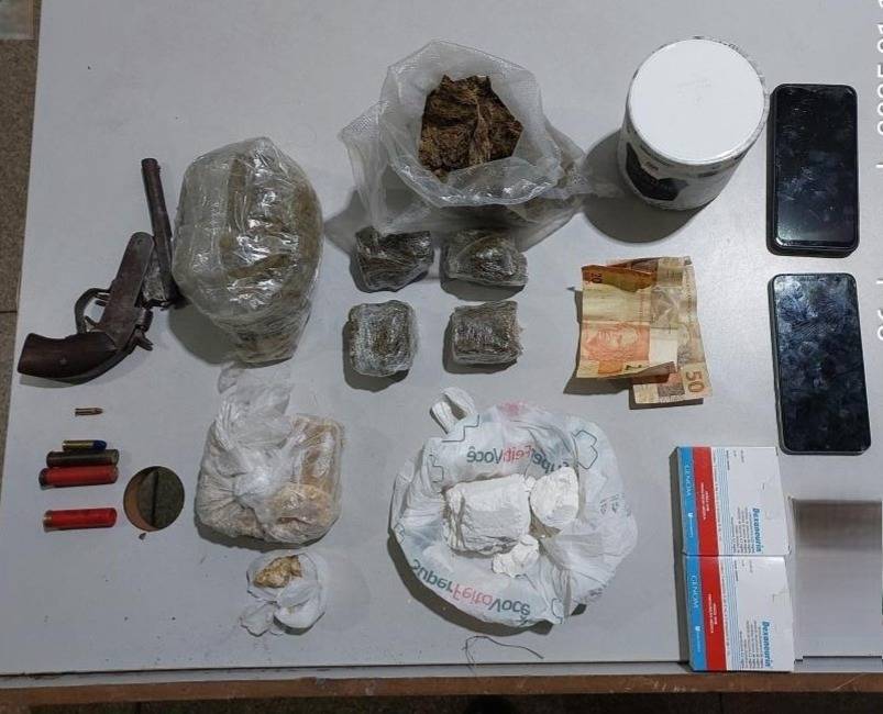 "Corre que é a polícia": mulher alerta, mas PM prende homem que tentou fugir com sacola de drogas em distrito a 90 km de Vilhena