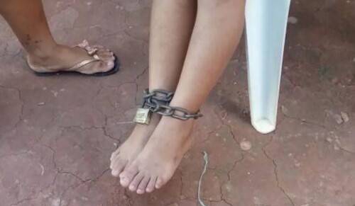 Sem saber mais como lidar com a situação, mulher acorrenta o filho de 11 anos pelos pés para evitar que ele vá para as ruas, em Vilhena