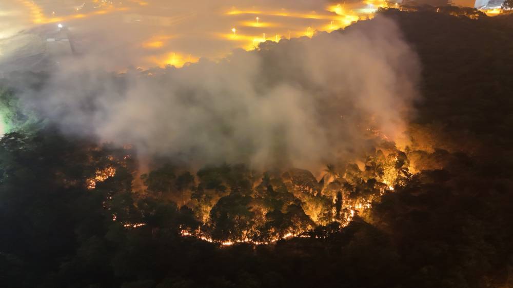 Vilhena: após atearem fogo em vegetação, rapazes entram em shopping para observar incêndio se alastrando; um tem apenas 15 anos