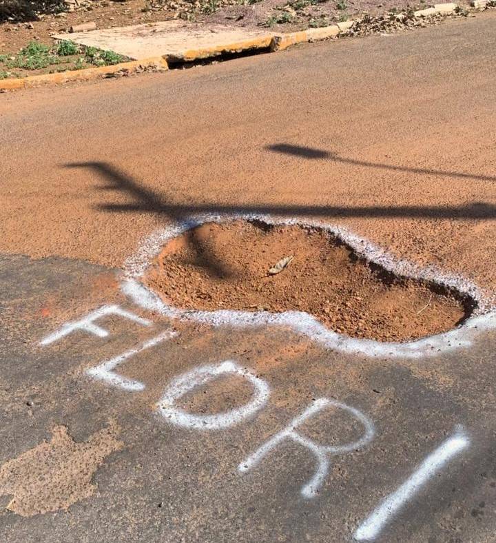 Manifestante protesta dando nome de prefeito a buraco em avenida no centro de Vilhena e secretário de Obras reage: “comediante”