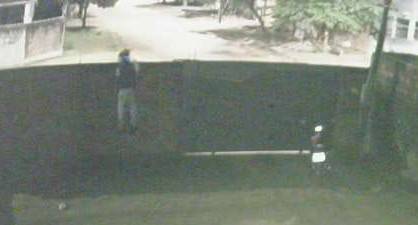 Com vítima dormindo, ladrão invade casa e foge com a moto de rapaz de 23 anos, em Vilhena; crime foi gravado