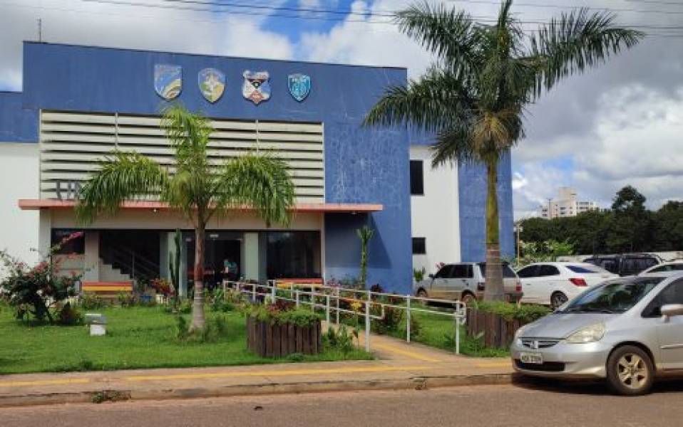 Motorista de ônibus escolar é presa após deixar filho sozinho em casa e ser flagrada pilotando “motoneta-cabritada”, em Vilhena