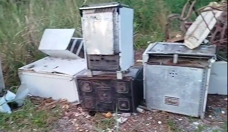 ASSISTA VÍDEO: moradores se revoltam com idoso que usa terreno da prefeitura para juntar entulho, em Colorado do Oeste