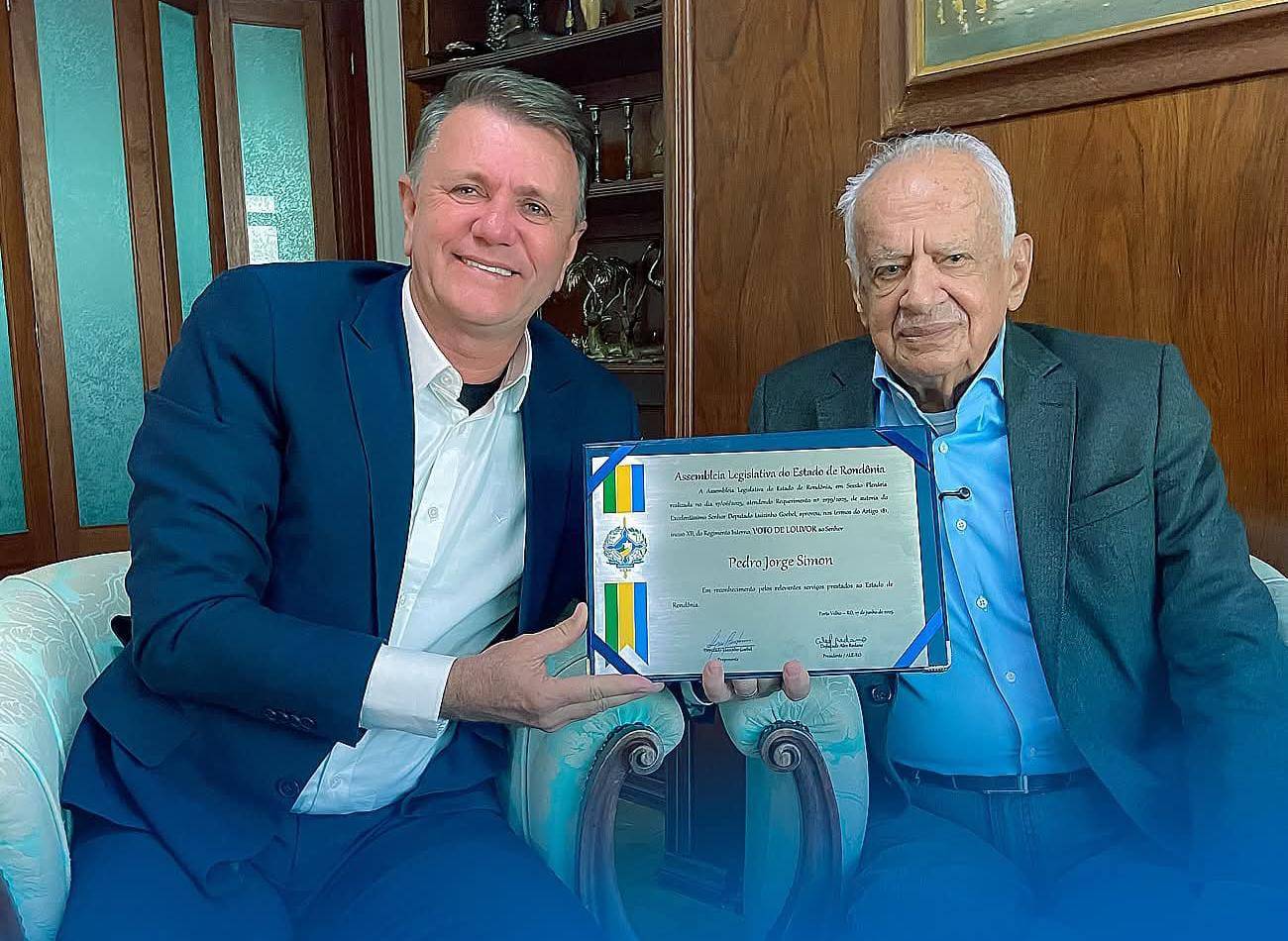 Deputado Luizinho Goebel presta homenagem a ex-senador gaúcho durante sessão da CCJ da Assembleia Legislativa em Vilhena