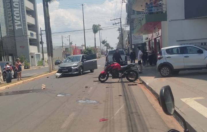 ASSISTA: vídeo mostra carro atingindo outro estacionado na principal avenida de Vilhena; motorista teria dormido ao volante