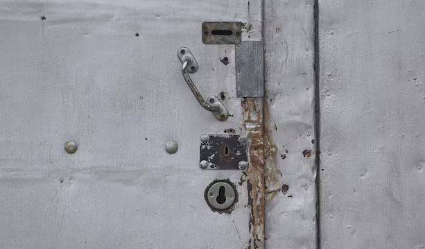 Uma semana após ameaçar desafeto de morte, homem vai armado à casa dele e dispara tiros no portão, em Vilhena