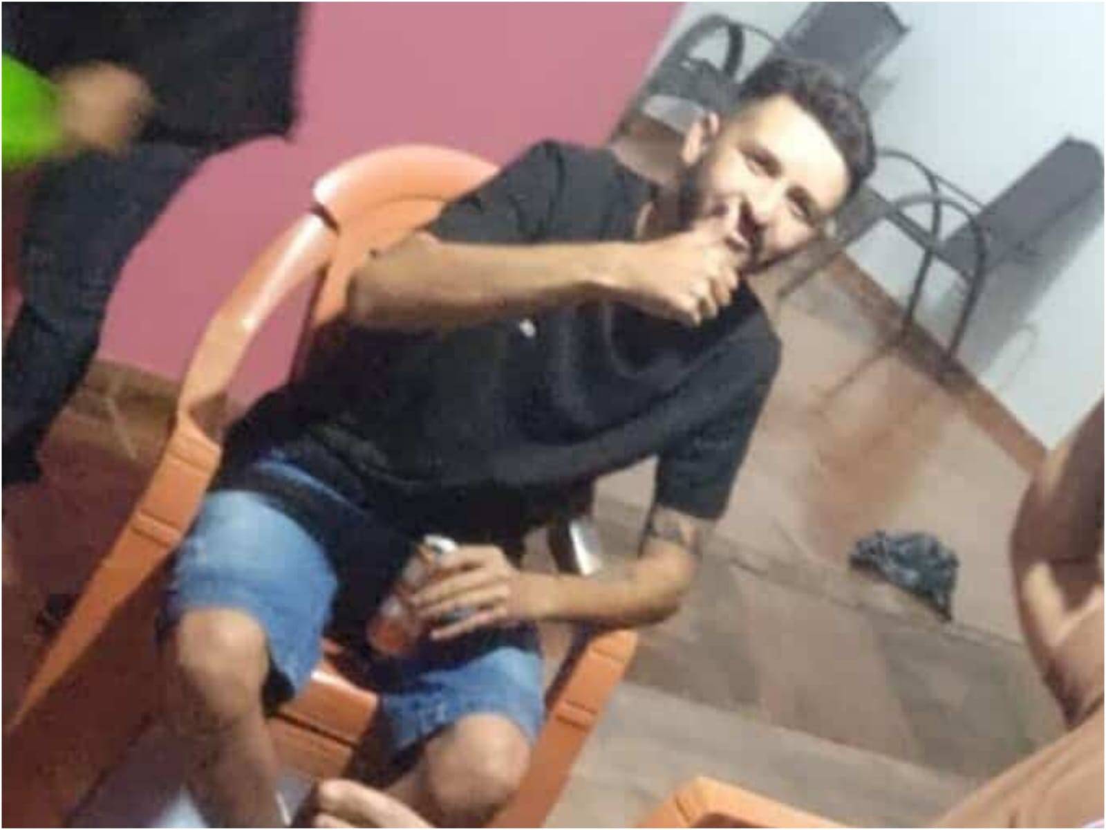 Após matar um a tiros durante festa em cidade vizinha, assassino também disparou contra a namorada, mas a arma “lencou”