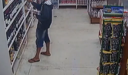 Dois dias após furtar picanhas, mesmo ladrão é flagrado tentando sair com vodca importada de supermercado, em Vilhena