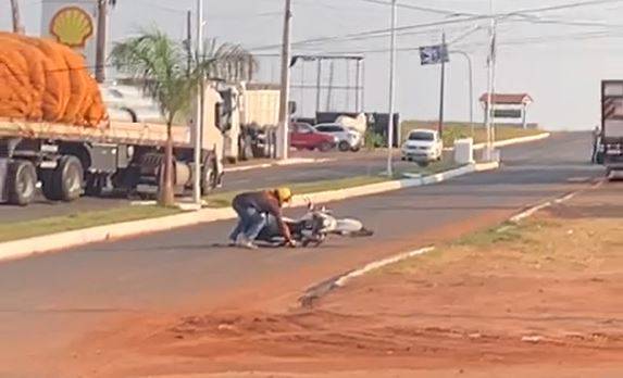 VEJA VÍDEO: carreta derruba poste e deixa cidade do Cone Sul de Rondônia sem energia; mototaxista se enrosca em fio e cai em rodovia