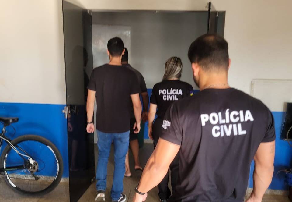 Polícia Civil de Vilhena cumpre mandado de prisão contra homem de 58 anos acusado de estuprar enteada adolescente de 13