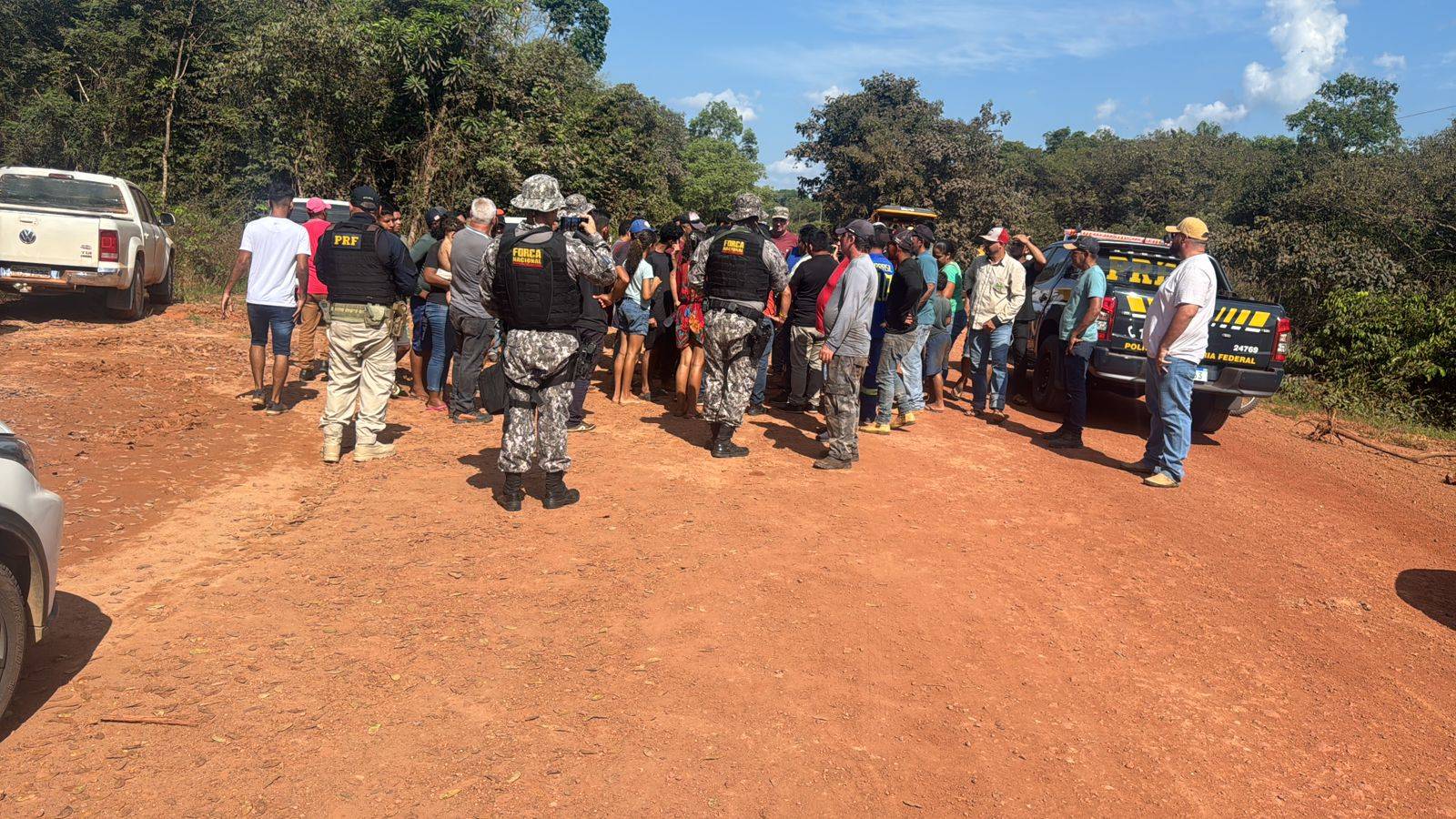 Manifestantes bloqueiam rodovia após indígenas matarem rondoniense no AM; conheça o povo pirahã, que fez missionário virar ateu