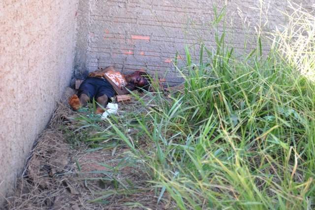 Rapaz é encontrado morto a pedrada em terreno baldio no Jardim Green Ville