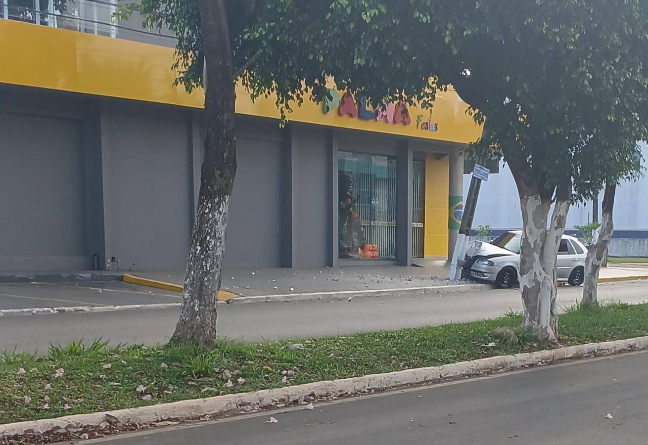 Indo para o sítio, motorista de 21 anos cochila ao volante e “atropela” poste em avenida no centro de Vilhena