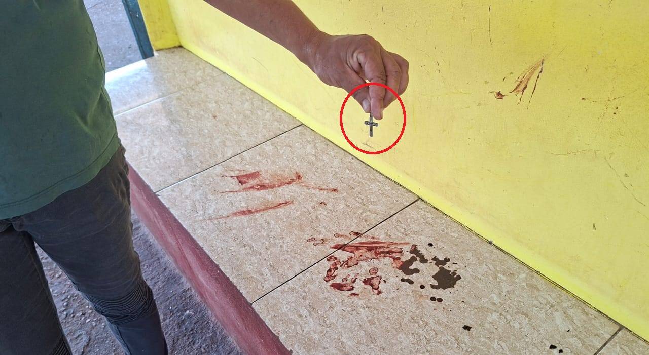 Crucifixo do homem atacado a facadas é encontrado onde ele caiu e morreu; dois sobreviventes seguem internados, em Vilhena