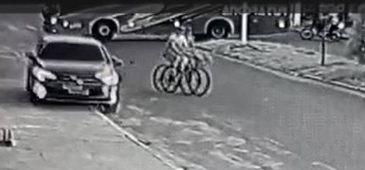 VEJA VÍDEO: ônibus transportando trabalhadores invade preferencial e carro sobe em calçada para não atropelar ciclista, em Vilhena
