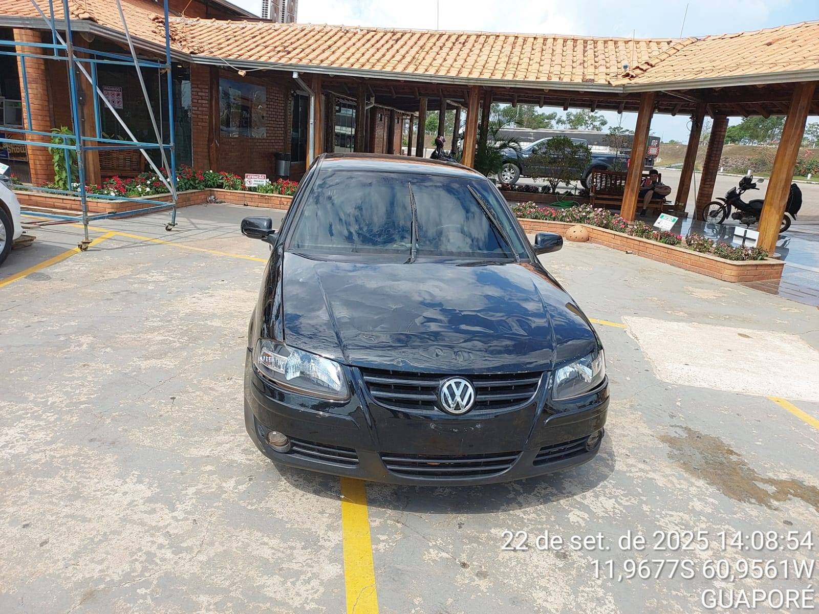 Homem abastece carro furtado em Rolim de Moura, se recusa a pagar, é amarrado por populares e acaba preso pela PM de Vilhena