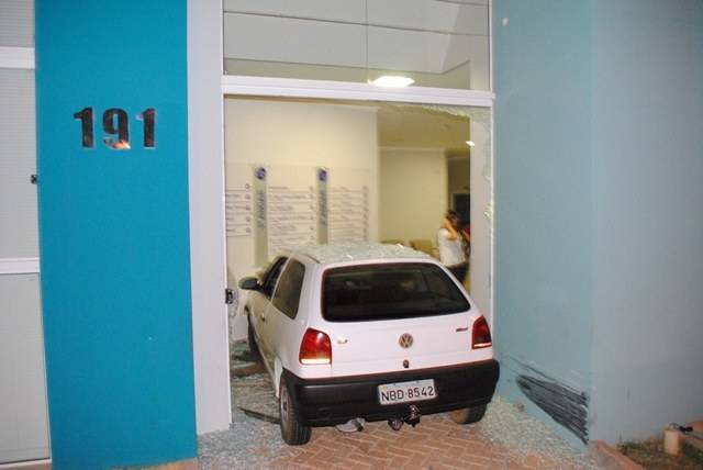 Motorista perde controle de carro e invade clinica no final da Major Amarante