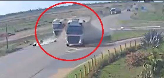 ASSISTA VÍDEOS: carretas graneleiras da mesma empresa se envolvem em acidente na BR 364, entrando em cidade vizinha
