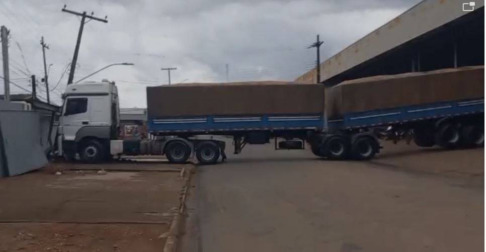 Motorista esquece de puxar freio, caminhão atinge poste e deixa bairro de Vilhena sem energia elétrica por 5 horas