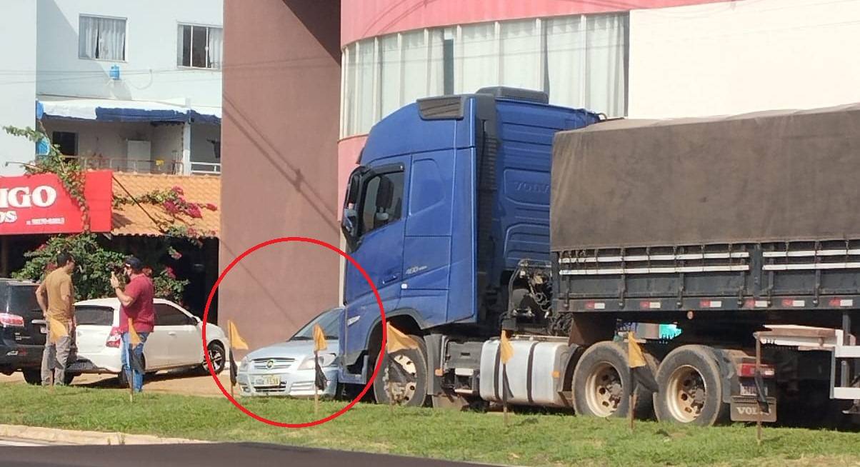 ASSISTA VÍDEOS: carreta atinge carro e sai empurrando veículo em trecho de rodovia federal, em Vilhena