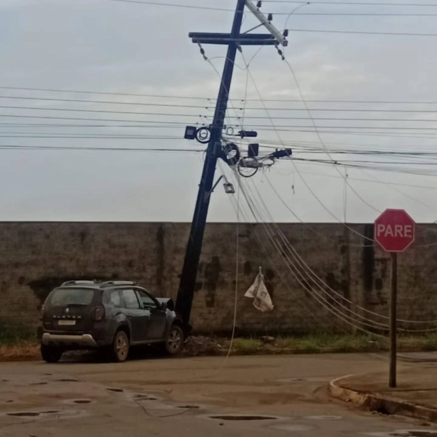 ASSISTA VÍDEOS: Polícia Militar e Energisa são acionadas após carro que atingiu poste ser encontrado abandonado, em Vilhena