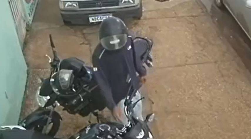 ASSISTA VÍDEO: após furto frustrado, ladrão tenta de novo e consegue fugir com moto levada de supermercado, em Vilhena
