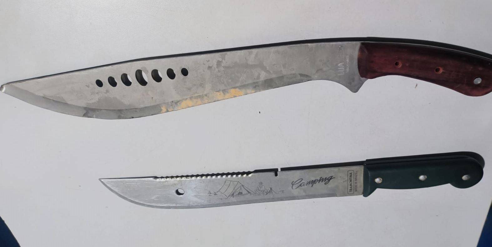 Polícia Militar é acionada e prende em flagrante dois rapazes que duelavam no meio da rua, usando facões, em Vilhena