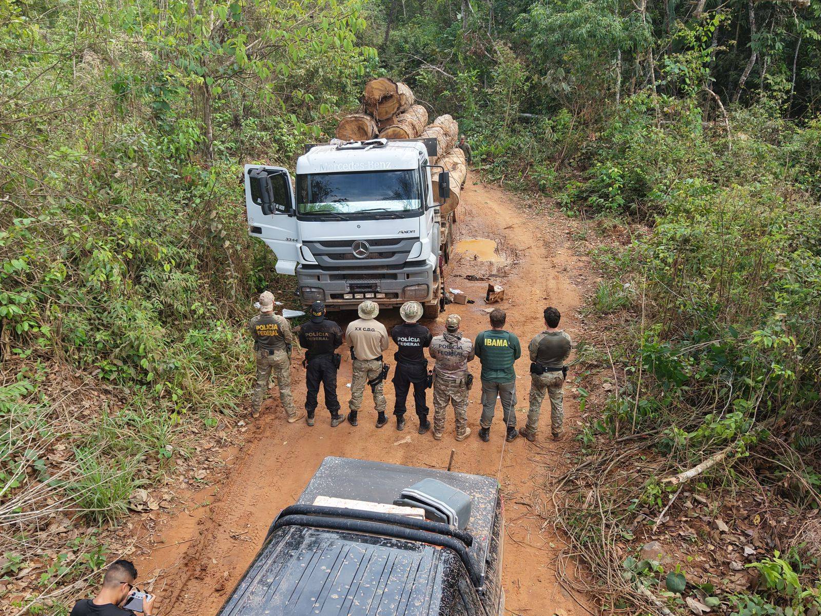 ASSISTA VÍDEOS: combatendo extração ilegal de madeira em terra indígena, PF de Rondônia toca fogo em caminhões e tratores