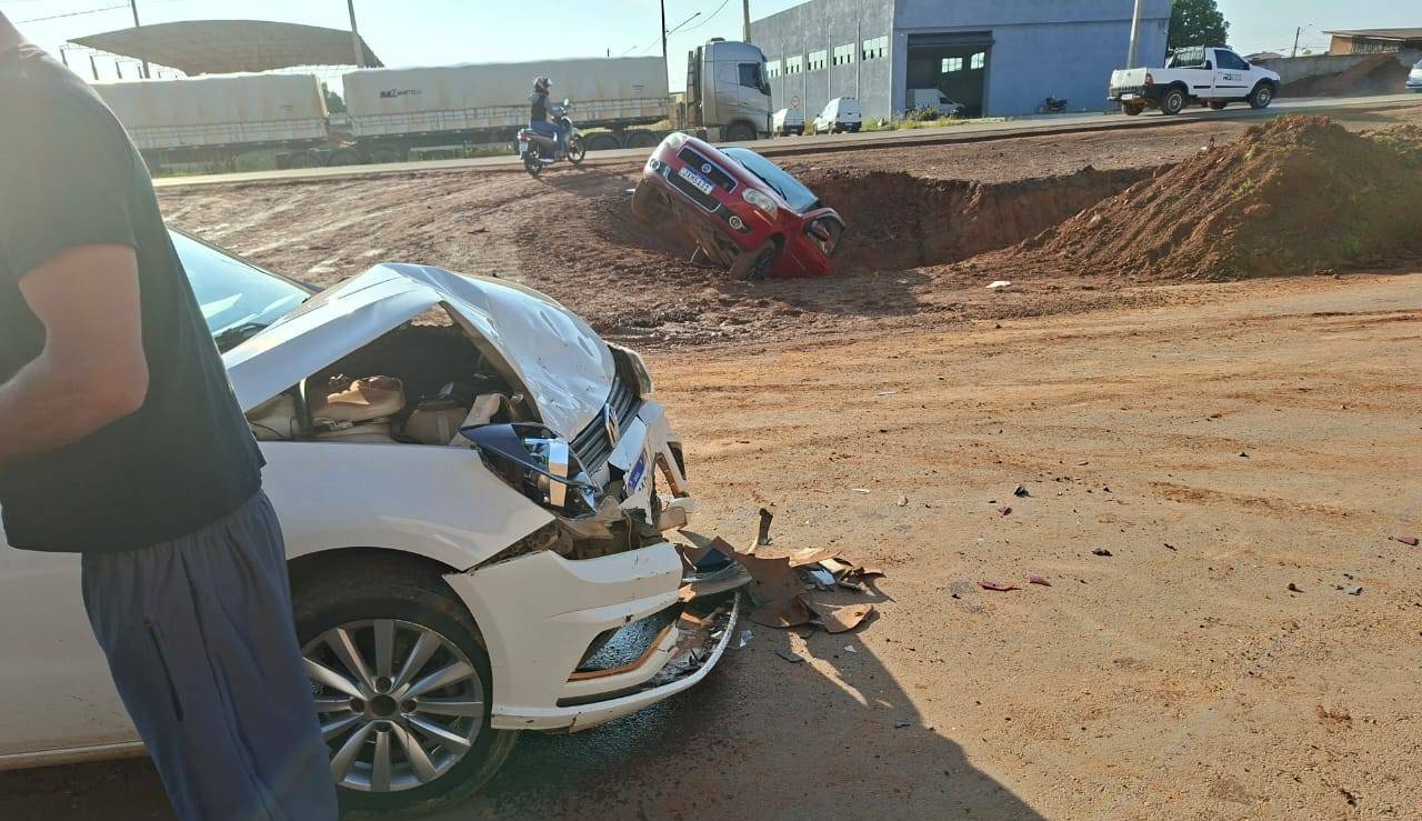 Com mulher no oitavo mês de gravidez a bordo, carro se envolve em acidente e cai em valeta às margens da BR 174, em Vilhena