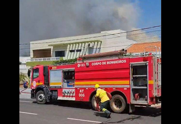 ASSISTA VÍDEO: Bombeiros são mobilizados e tentam controlar incêndio que teria começado na casa de ex-vereador, em Vilhena