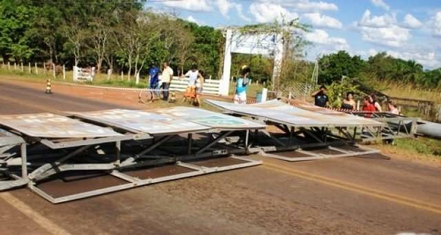 Placa do DER cai sobre casal de motoqueiros e mulher morre na hora