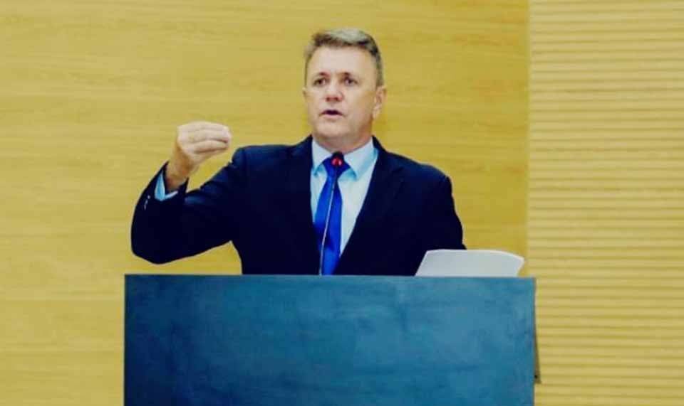 Deputado Luizinho Goebel apresenta indicações para melhorias na Escola Estadual Oswaldo Piana, em Corumbiara