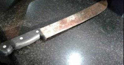 VOVÔ NERVOSO: em cidade vizinha, idoso tentar matar servidor municipal a golpes de facão no meio da rua e acaba preso