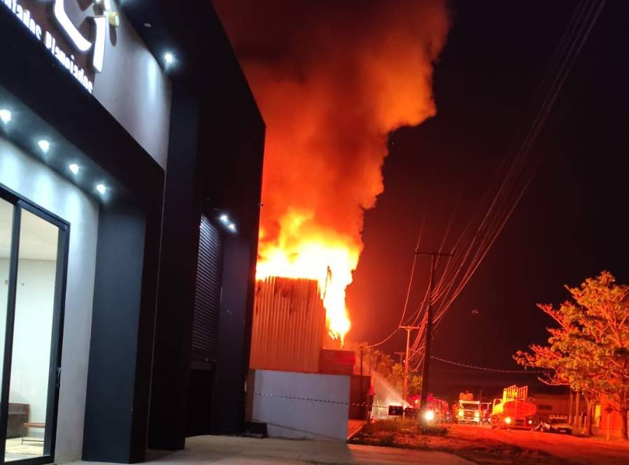 ASSISTA VÍDEOS: incêndio consome instalações de empresa, em Vilhena; após de mais de 10 horas de combate, Bombeiros continuam no local