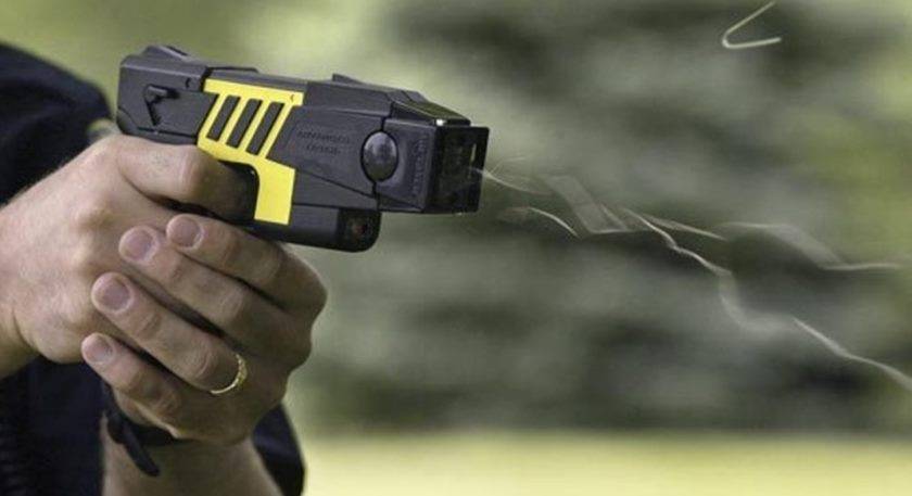 Polícia Militar usa pistola de choque contra rapaz de 21 anos que tentava matar namorada a facadas no meio da rua, em Vilhena